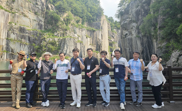 연수에 함께한 황진선 이사장(왼쪽 네번째)과 대의원, 우수회원들이 포즈를 취하고 있다.