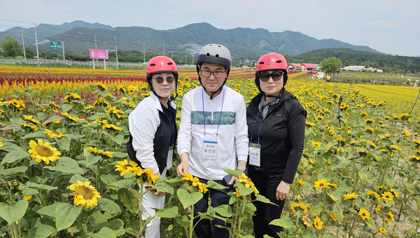 황진선 이사장이 참석자들과 즐겁게 포즈를 취했다.