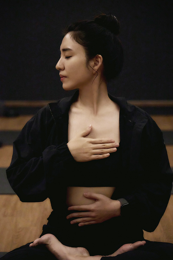  정영주 위아원(We Are One) 대표는 “수천 년 역사를 가진 요가는 오감을 활용해 내면의 생각이나 감정을 관찰하는 것부터 시작해서 몸의 활동과 호흡, 명상 등을 통해 깨달음에 이르는 수련과정”이라며 “그를 통해 나 자신을 이해하게 되면 타인도 이해할 수 있고 그러면 결국 우리는 모두 하나가 될 수 있다”고 강조했다. [사진 제공 = 정영주 대표]