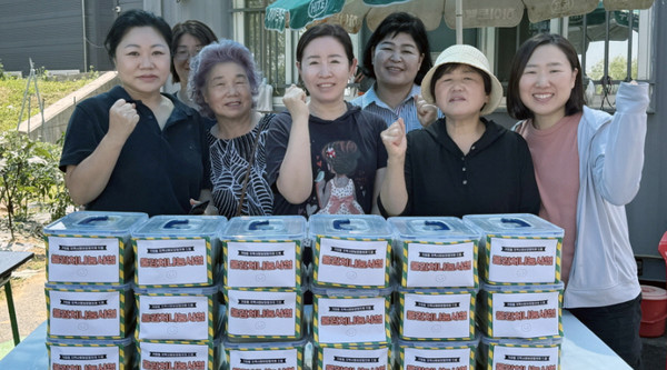 가좌동 지역사회보장협의체가 저소득층 어르신들을 위한 ‘물김치 나눔’을 진행했다. 