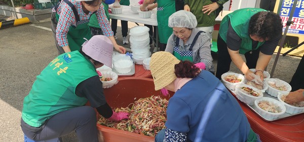 '온기나눔 우리동네 행복밥상’에서 불고기와 열무김치를 만드는 새마을부녀회 관계자들.