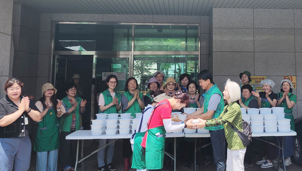 김창규 고양시새마을회장과 권혁미 고양시새마을부녀회장이 손수 만든 반찬을 경기서북부하나센터에 전달하고 있다.