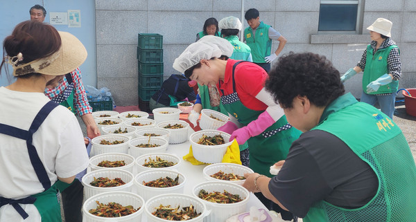 반찬을 만드는 고양시새마을회 관계자들.