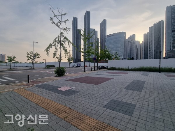 EBS사옥 옆 C-1, C-2부지를 경계에 이미 펜스를 설치했고 킨텍스역 임시주차장 또는 환승센터로 CJ와 현재 협의 중이다.