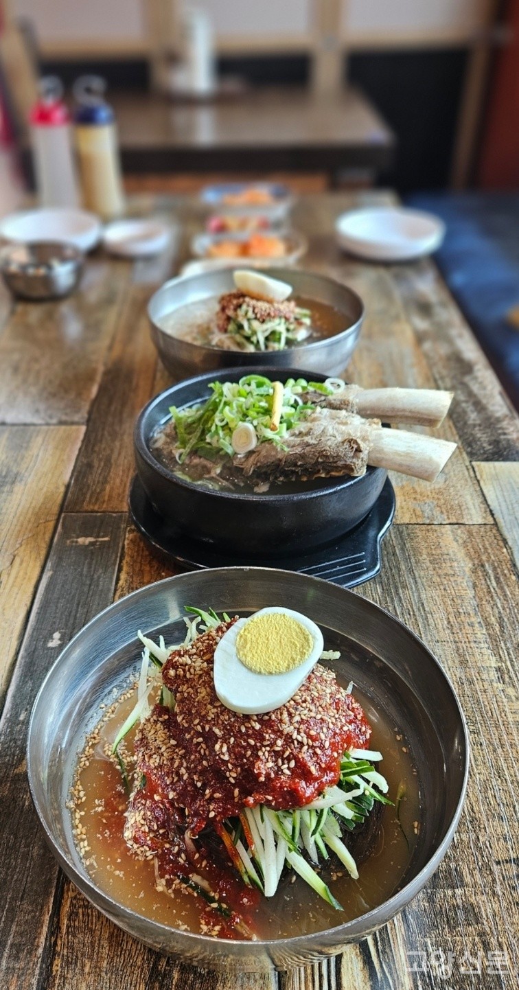 ‘살얼음 냉면’이라 해도 무색할 시원한 물냉면과 마성의 양념장이 더해진 비빔냉면.