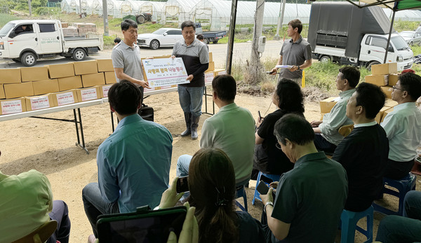 원동휘 회장이 김창규 고양시새마을회 회장에게 나눔감자를 전달하고 있다.