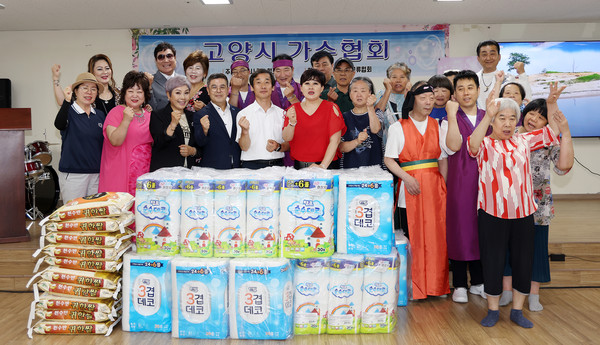 고양가수협회가 벧엘의집에 휴지와 쌀 등을 기부하고 흥겨운 재능기부도 했다. 