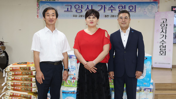 재능기부에 함께 자리한  홍창국 벧엘의집 원장(왼쪽)과 곽인숙 고양가수협회장(가운데),  양진걸 고양문화교류협회장(오른쪽).