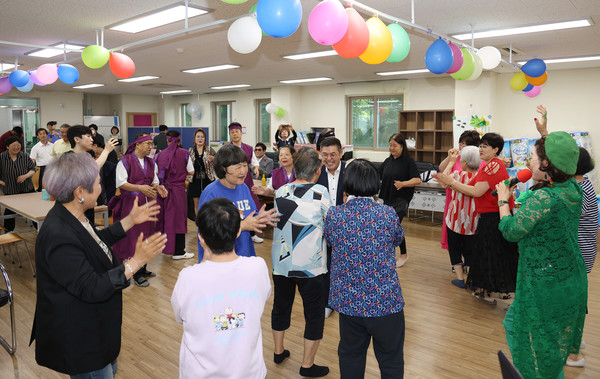 신나는 노래에 맞춰 고양가수협회와 벧엘의집 가족들은 하나가 됐다.