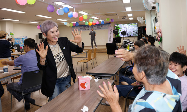 통일가수 유경이 벧엘의집 가족들과 즐거운 시간을 보내고 있다. 