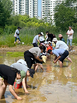  중산2동 주민자치회가 ‘안곡습지 생명의 숲 나들이 생태교육 프로그램’을 진행했다.