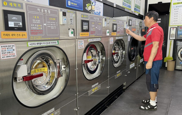 가좌동이 거동이 불편한 어르신과 장애인 등 취약계층을 위해 이불 세탁 서비스를 하고 있다.