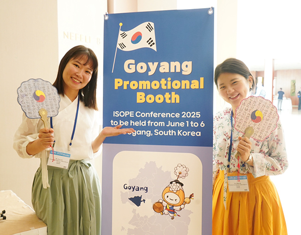 고양시 홍보부스. (사진 왼쪽부터) 고양컨벤션뷰로 안정희 대리와 오상지 대리