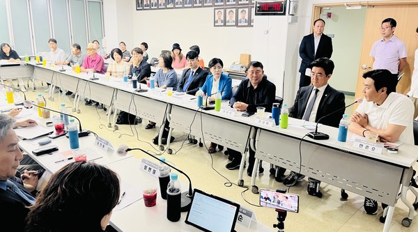 마을만들기고양네트워크 ‘시민참여확산을 위한 간담회’에 참석한 김성회, 한준호 국회의원은 의회 차원의 검토와 협조를 약속했다.