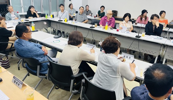 마을넷은 마을 활동가들이 마을 현장에서 지속적으로 활동할 수 있을까라는 문제의식에서 시민참여수당을 고민하고, 간담회를 마련했다. 