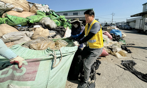심은보 조합장이 관계자들과 재활용분리수거를 하고 있다.