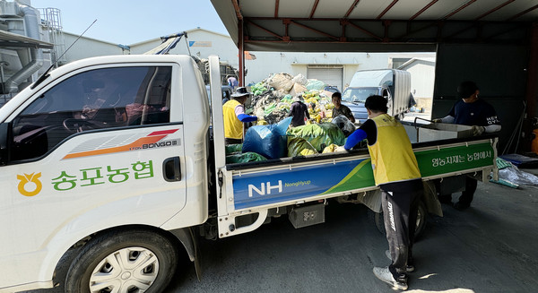 송포농협과 한국후계농업경영인 송포지구회는 아침 일찍부터 분리수거에 나와 땀을 흠뻑 흘렸다.