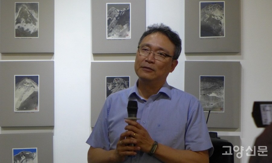 전시 오프닝에서 인사말을 전하는 이상현 갤러리 뜰 공동대표. 