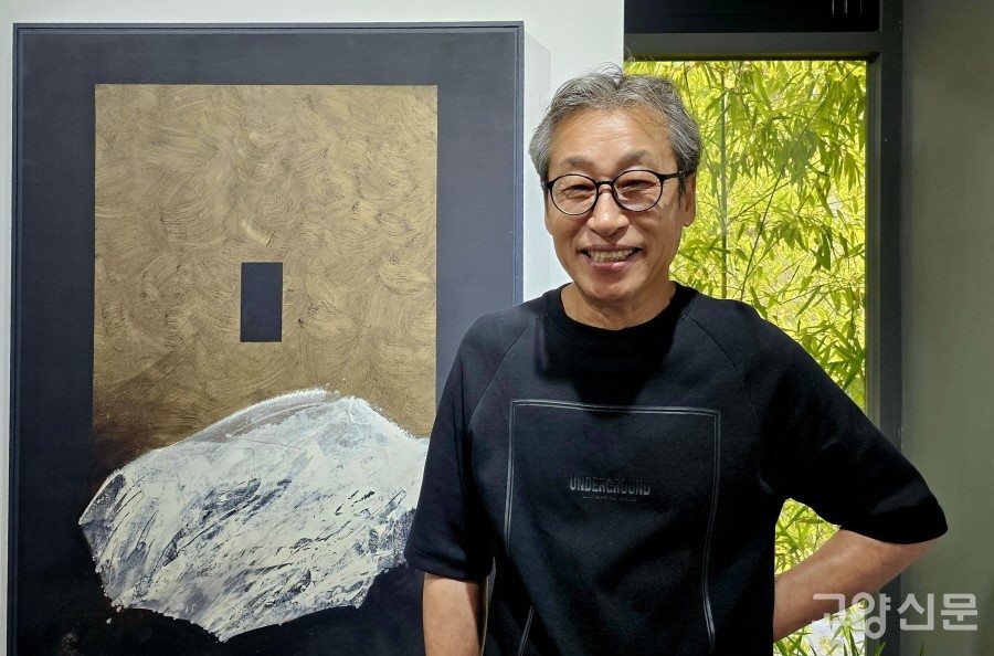 전시를 여는 장철 화가. 그는 스스로를 돌덩이로 표현했다.  