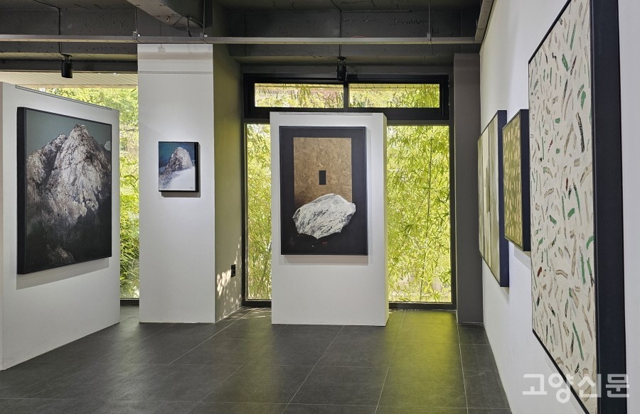 '눈 감고 산을 보니 구름이더라' 라는 타이틀을 내건 장철 화백의 초대전이 정발산동 갤러리 뜰에서 열리고 있다.