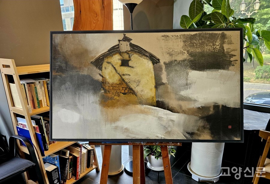 폐지로 만든 재활용지 위에 그린 작품. 