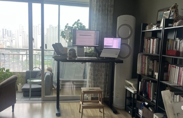 [작가의 집 구경하기] 다양한 장르의 '글'이 생산되는 테이블. 열정과 희열과 고통이 뒤섞이는 현장이다.  