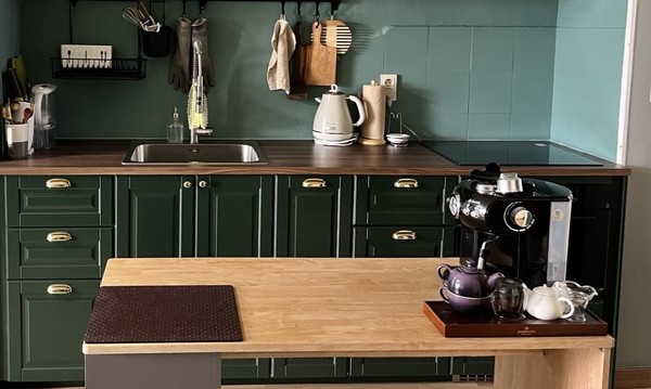 [작가의 집 구경하기] 커피와 차가 글쓰기 영혼에 시동을 걸어주길.