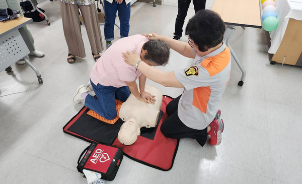 CPR교육을 받는 자원봉사자.