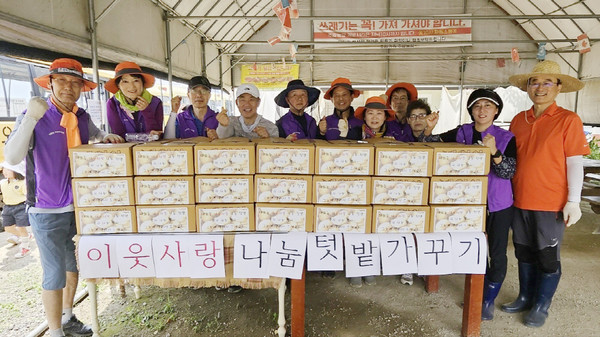 대화동 주민자치회가 이웃사랑 나눔 텃밭에서 감자를 수확해 취약계층에 전달했다.