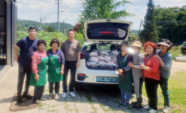 고양동 새마을부녀회가 여름철 독거노인 등 취약계층의 건강을 위한 반찬 나눔을 했다.