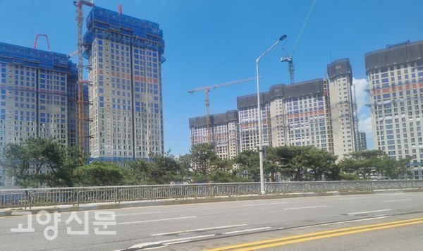 △백마교 다리에서 찍은 풍동2지구 내 '더샵일산엘로이'3단지오피스텔과 '풍동더샵더데이앤'3단지 아파트 사진. 좌측 파란색 건축물 2동은 오피스텔301동, 303동이고, 우측 갈색 건축물이 아파트 301동~304동이다. 사진 좌측방향에 풍동천이 있다. 