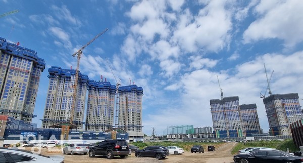 △건축물의 공정률은 6월 26일 기준 60%다.