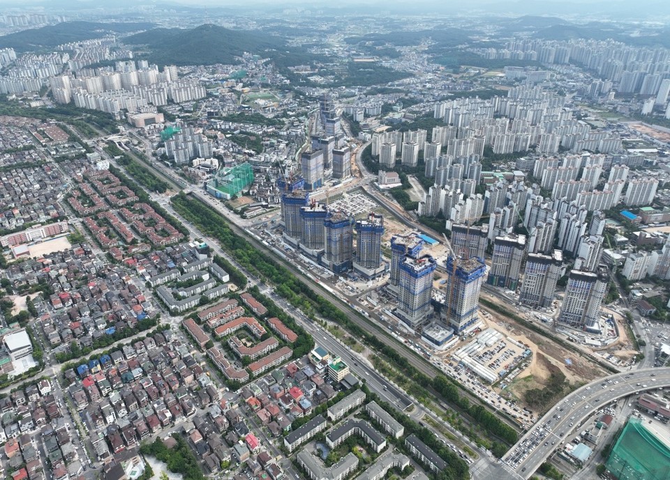 ﻿△최고 경쟁률 27:1을 기록한 '더샾일산엘로이' 오피스텔과 지주택 아파트 '더샵일산데이앤뷰’는 내년 3월까지 공사를 마무리하고 내년 3~8월 입주시기에 맞춰 4800여 세대가 입주를 하게 된다. [사진제공=시공사 6월 26일  공사현장 드론 촬영]