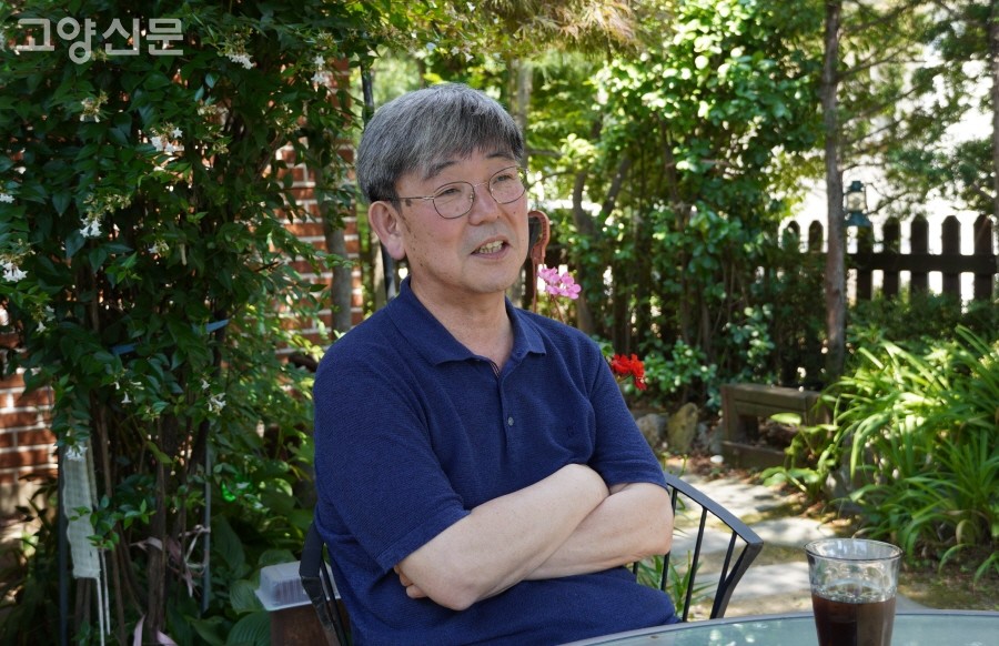 대장동 자택 마당에서 만난 이능표 시인. 