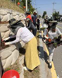 능곡동 주민자치위원들이 활동을 하고 있다.