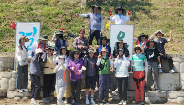 꽃길 가꾸기에 함께한 능곡동 주민자치회.