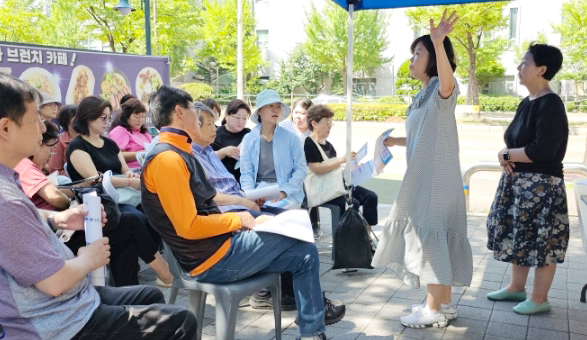  정발산동 주민자치회가 쓰담쓰담데이(DAY)를 개최해 주민들에게 ‘나눔냉장고’를 홍보했다.