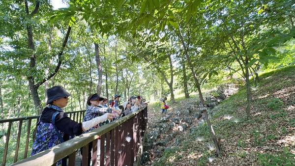 꽃씨날리기를 하는 참가자들.