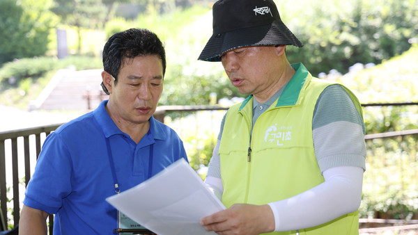 은창만 구민초 대표(오른쪽)와 박기준 상무(왼쪽)가 모두의 안전과 즐거운 활동을 위해 점검을 하고 있다.