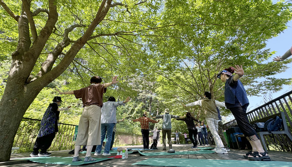 숲과 꽃이 참가자들과 하나되는 즐거운 힐링의 시간.