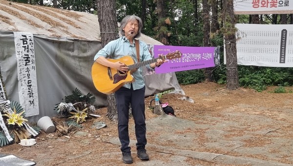 민중가수로 활동하는 장우원 시인. [사진=고양작가회의]