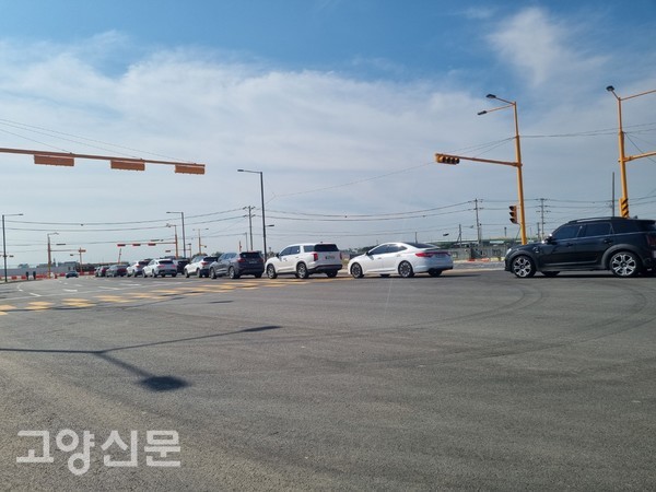 장항지구 입구 신호등은 짧은 좌회전 신호로 인해 아침 출근시간마다 늘 정체가 심하다. 