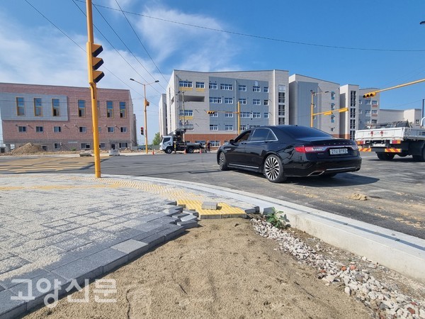 장항지구 초입 왼쪽 방향 건축물 3동은 9월 1일 개교를 앞둔 장항초등학교와 장항유치원이다. 학교와 유치원 공사는 마무리 단계에 접어 들었고 8월 준공 예정이다. 단지 내 보행자 도로 공사 또한 현재까지 완벽히 마무리되지는 않은 상태다.