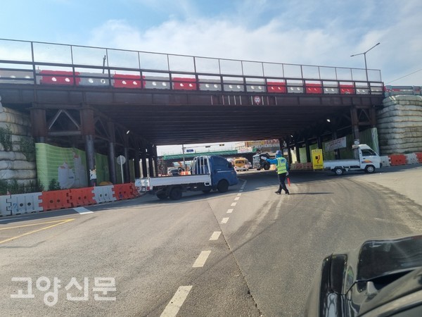 장항굴다리 교차로는 공사기간 동안 신호등 없이 교통안전지시에 따라 서행하며 구간을 통과해야하는 정체구간이다. 