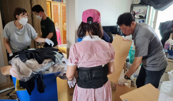 흥도동은 저장 강박이 있는 가구에 주거환경개선 활동을 했다. 