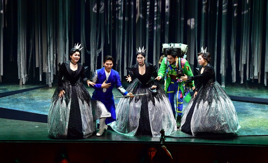 세 시녀와 새장수 파파게노가 등장하는 '마술피리'의 한 장면. [사진제공=국립오페라단]