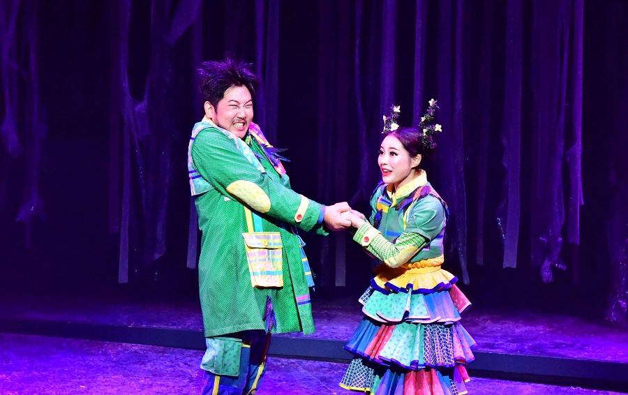 익살스러운 파파게나 커플이 오페라의 감초역활을 한다. [사진제공=국립오페라단]