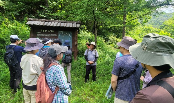 지난달 1일 고양시 마을숲 생태조사 참여자들이 개명산 수녀골 입구에서 박평수 생태전문가의 설명을 듣고 있다.