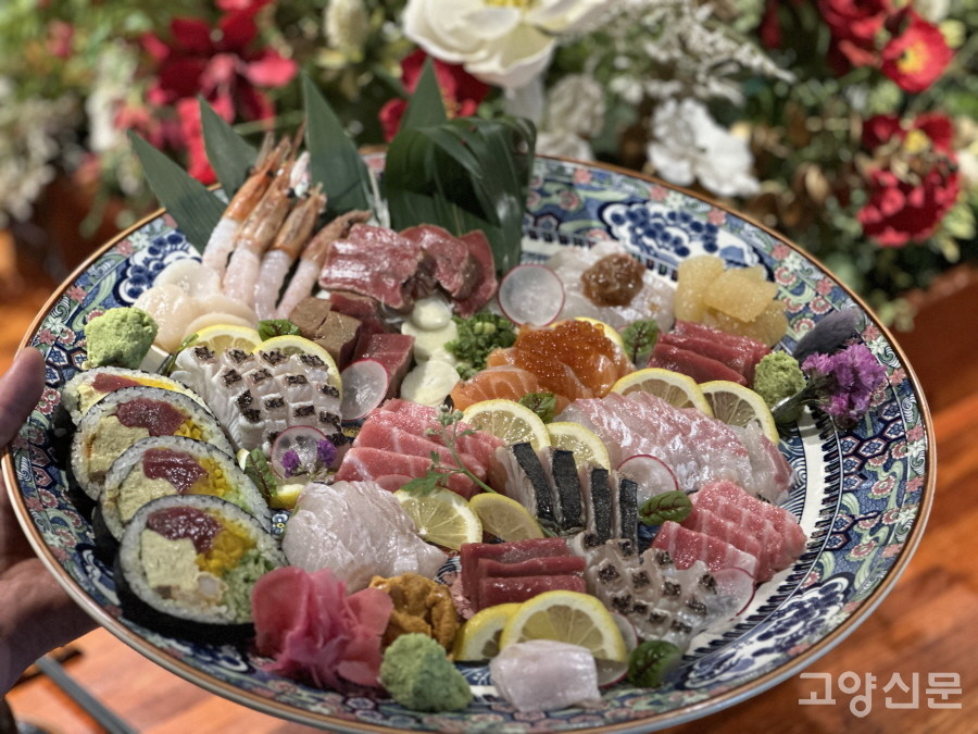 화화의 대표 메뉴인 모둠회 ‘모리아와세. 여러 가지 회를 저온 숙성시켜 쫄깃한 식감과 감칠맛을 자랑한다.