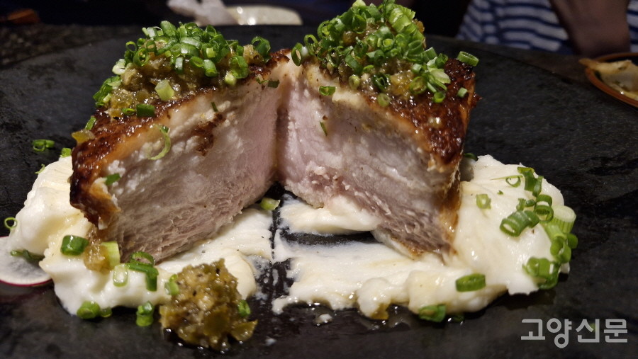 특별소스로 24시간 숙성 후 저온 수비드 방식으로 익혀낸 고기를 800°C 짚불로 구워내는 통삼겹살 요리 ‘부타니꾸’.